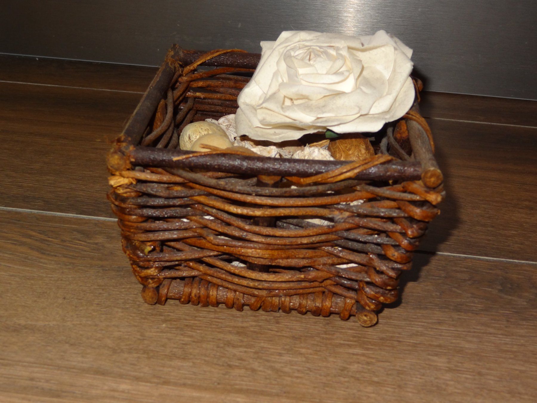 Tutte le decorazioni: Déco panier en bois avec rose décorative – Usato da Satigny venduto da salvatore73 7