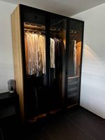 Stilvoller Kleiderschrank aus furnierter Eiche von Interio