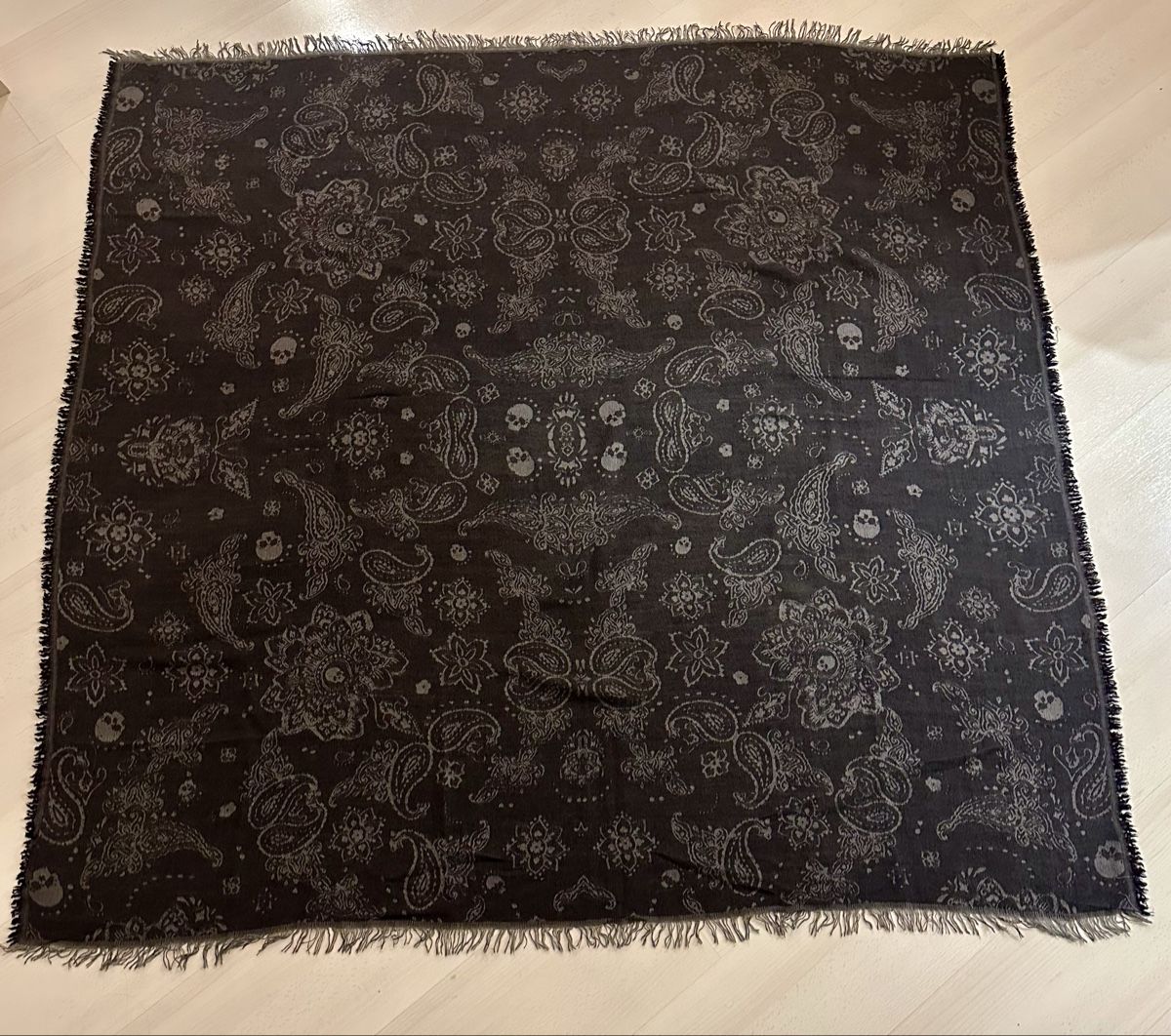 Kooples Foulard & Sciarpe: Châle The Kooples, crânes et fleurs, gris-noir – Nuovo (secondo la descrizione) da Monthey venduto da Ben1