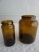 Zwei kleine braune Glasväschen