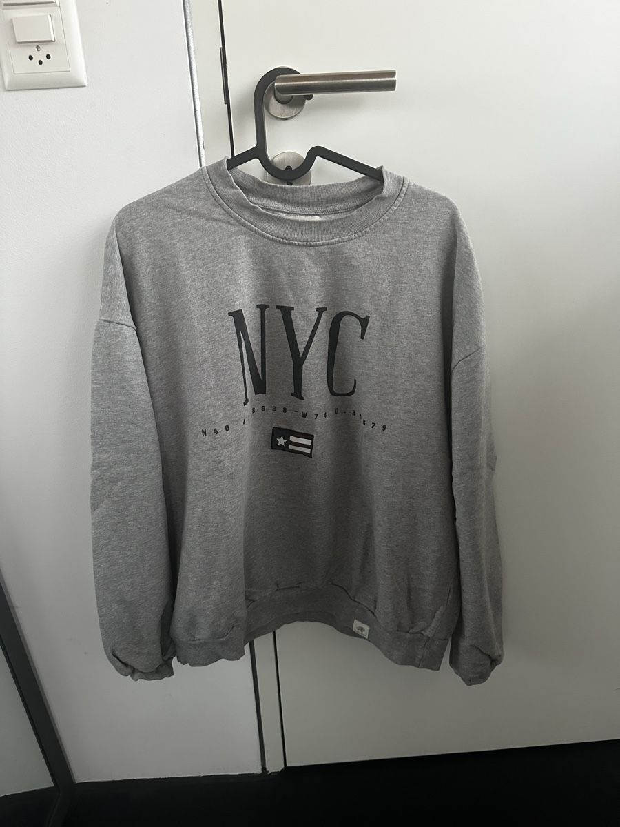 Pull&Bear Pullover & Sweatshirts: Grauer NYC Pullover – Gebraucht aus Romanshorn von laa_279h