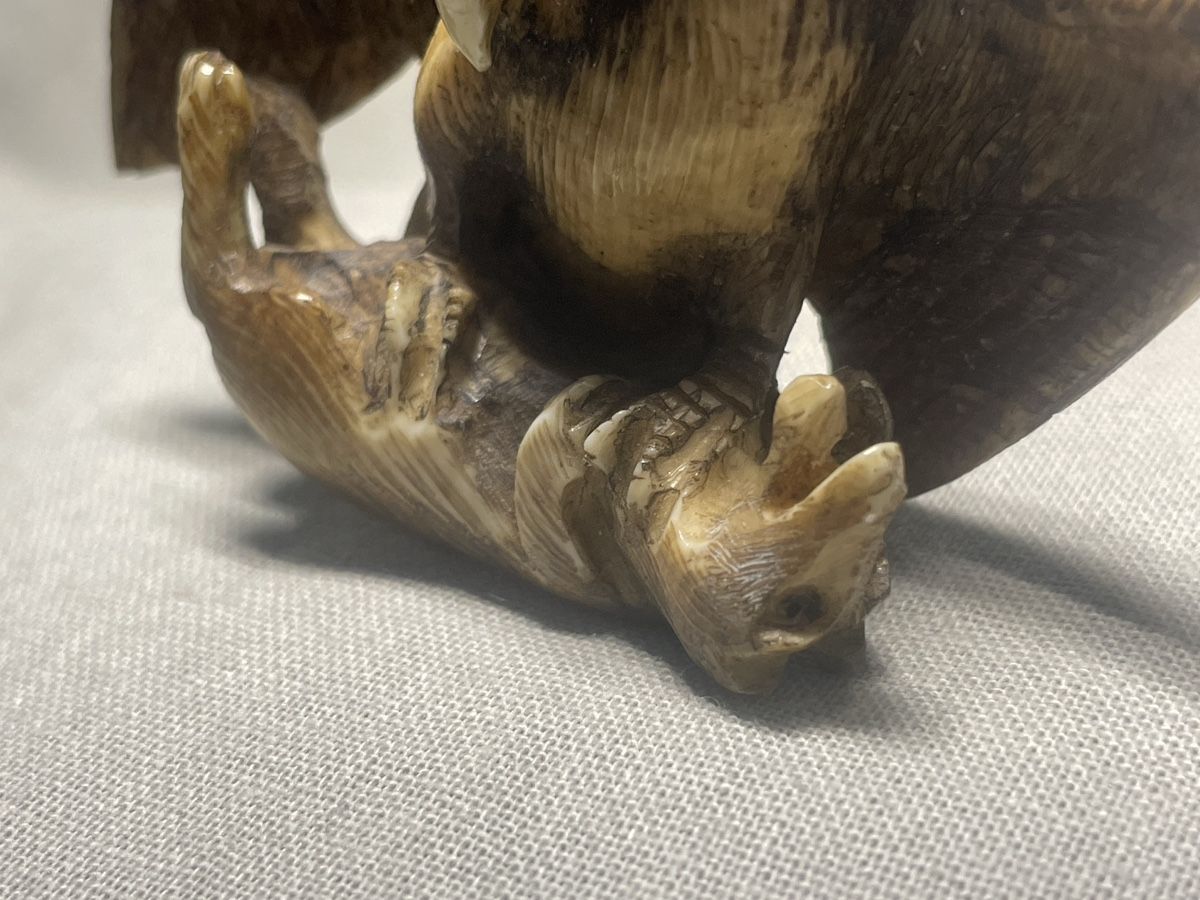 Statuette: Netsuke antik, Adler mit Beute, signiert – Usato da Embrach venduto da Gauvain1 2