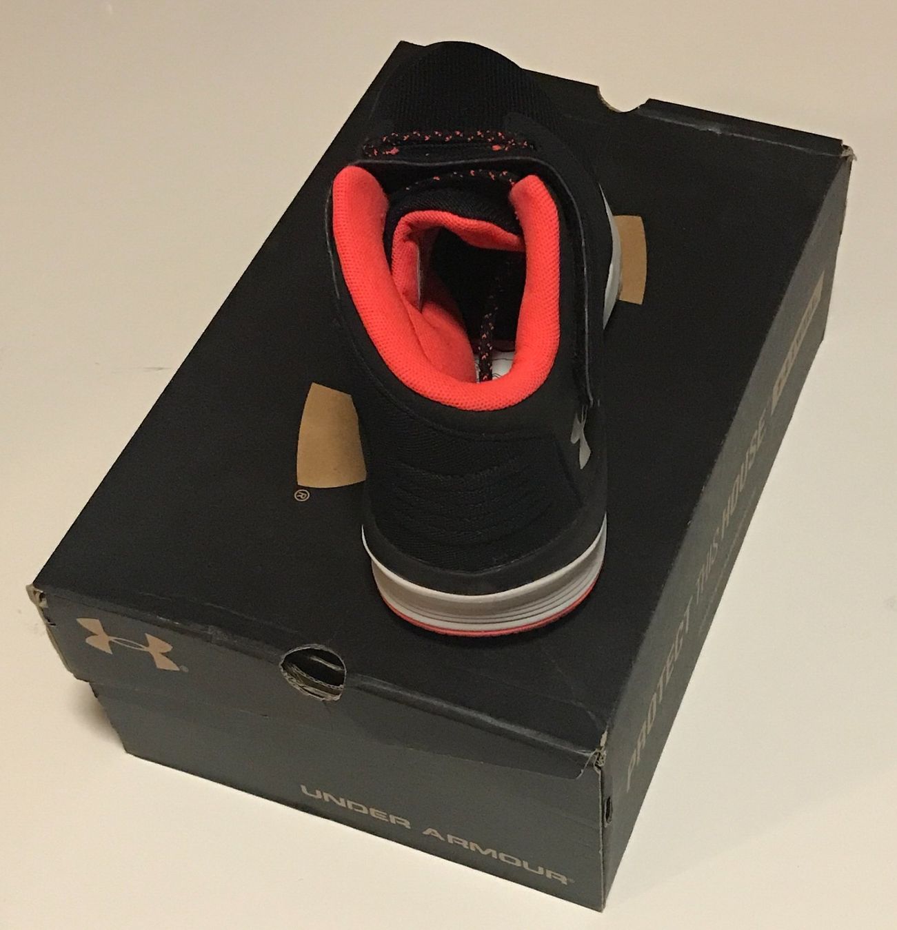 Scarpe da uomo: Schuhe Original Under Armour Gr 44 ; neu mit Karton – Nuovo e nell'imballaggio originale da luzern venduto da ARNI. 2