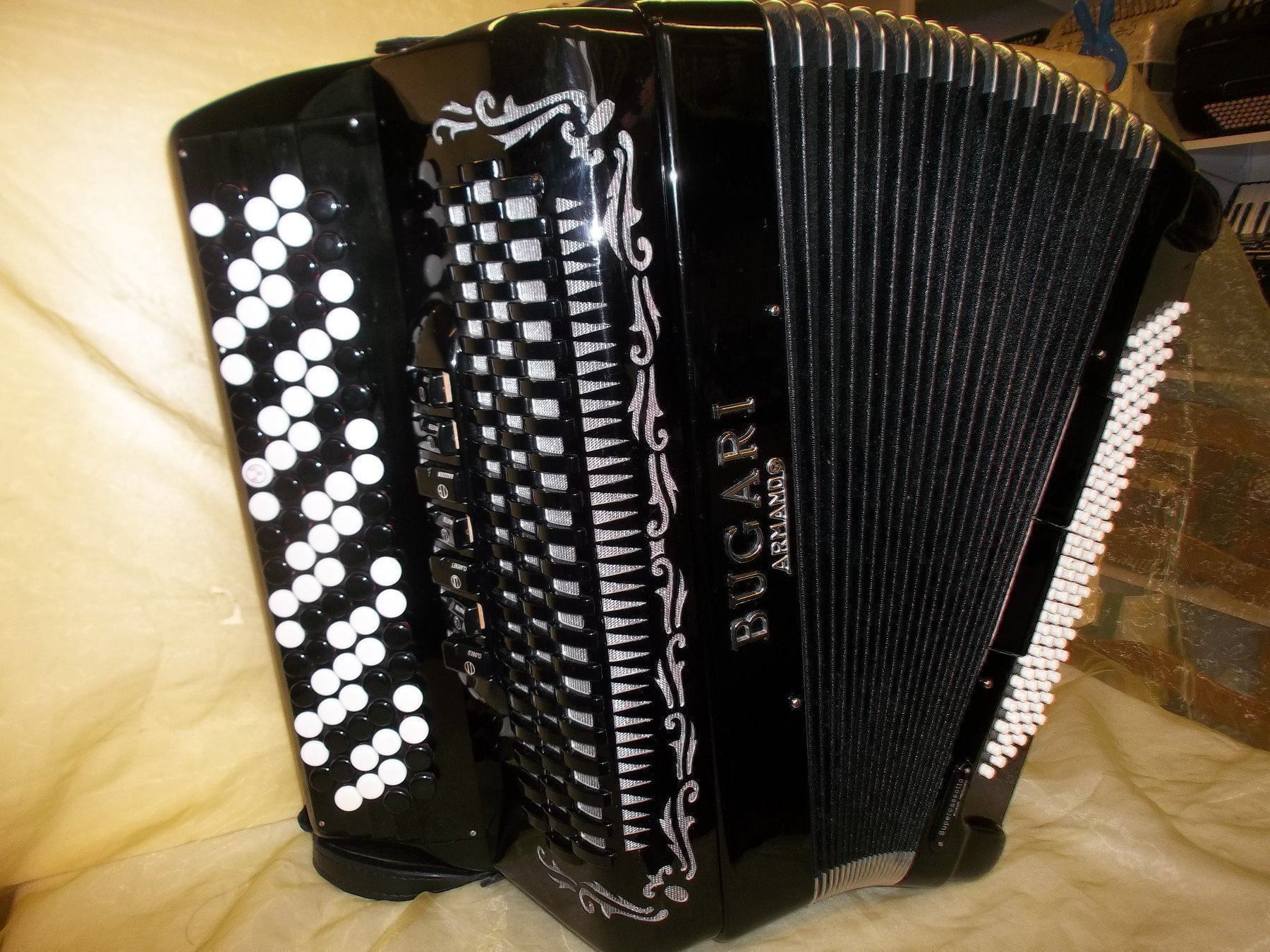 Strumenti musicali: Akkordeon Bugari Super Cassotto – Usato da Jegenstorf venduto da Oktavio 2