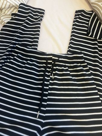     Schwarz-weisses Streifen Set – bequem & stylisch 🤍