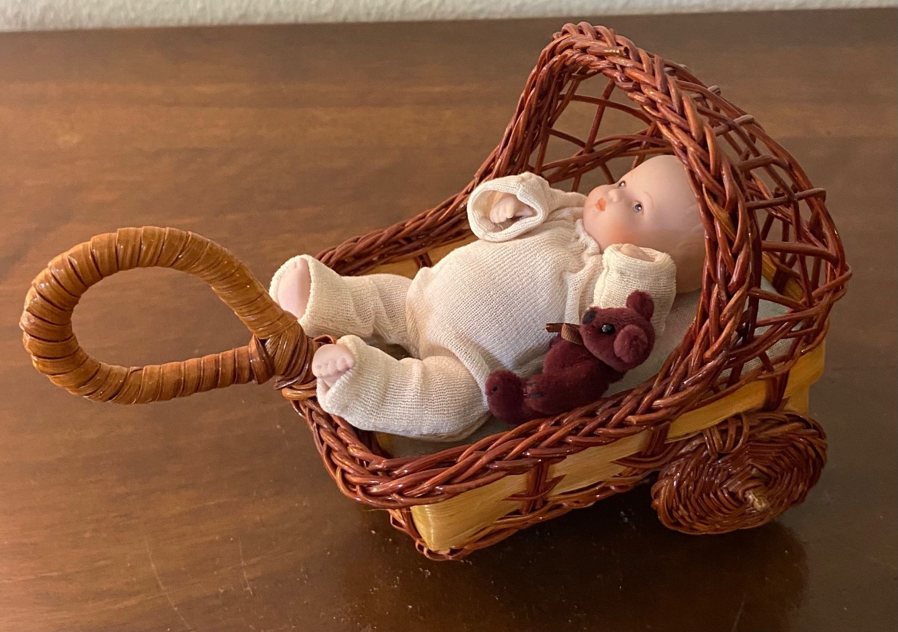 Carrozzine per bambole: Puppe im Kinderwagen mit Teddy aus Korbmöbel – Usato da Zürich venduto da kaegret