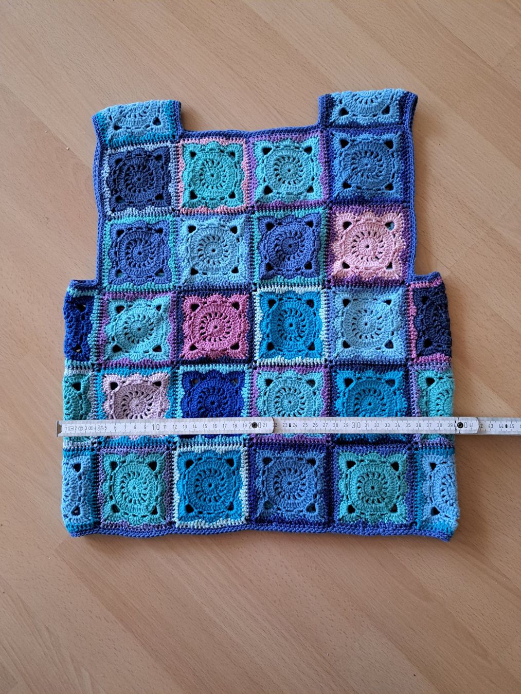 Maglioni & Felpe: Häkelweste im Granny Square Look, handmade, Grösse S – Nuovo (secondo la descrizione) da Schliern b. Köniz venduto da Suena1 3