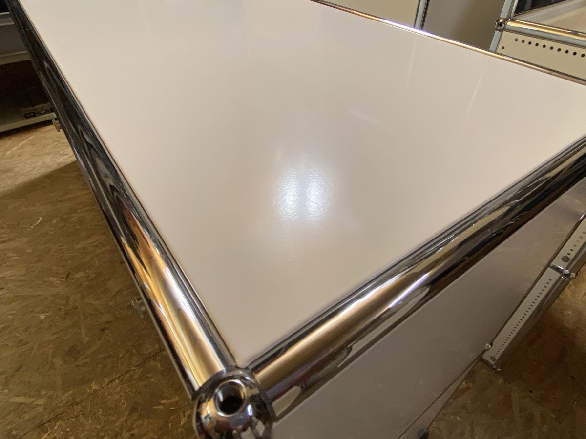 USM Scaffali: USM Haller Sideboard 2/2 in Reinweiss – Usato da Rikon im Tösstal venduto da Design4Life 1