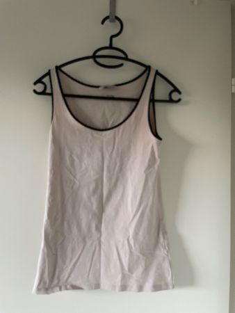 Damen Tanktop rosa mit verspielter schwarzer Kante Grösse S