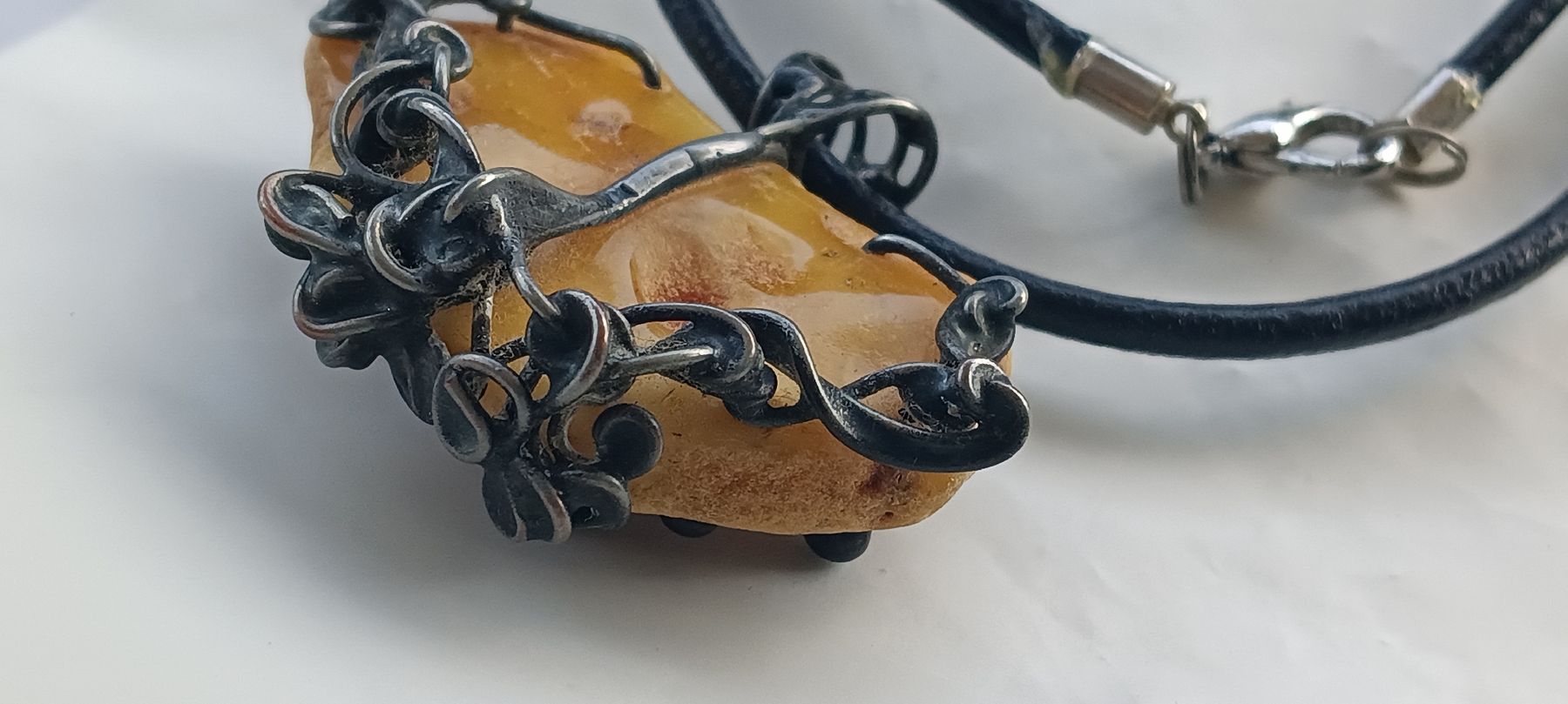 Ciondoli: Baltic amber leather, sterling silver handmade necklace  – Nuovo e nell'imballaggio originale da Zürich venduto da cat_9cvz 1