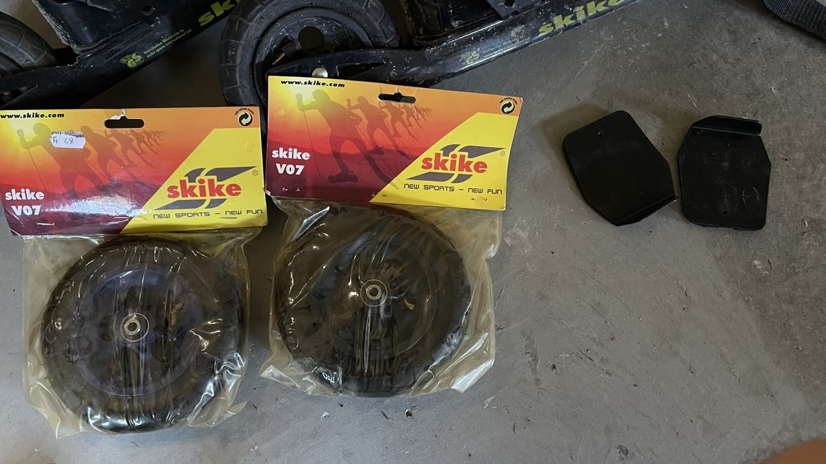 Sci: Skike V07 Plus + bâtons Leki + 2 roues neuves – Usato da Vuarrens venduto da Pipaps 5