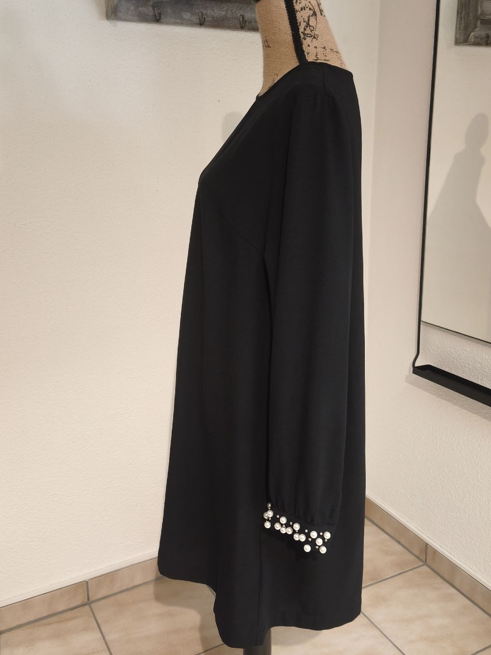 H&M Vestiti: Kleid schwarz Grösse 44 mit Perlenbesatz an den Aermeln – Usato da Emmetten venduto da SecondhandSiska 1