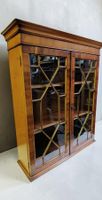 Edle antike Vitrine – klassisches Design Wunderschöne antike