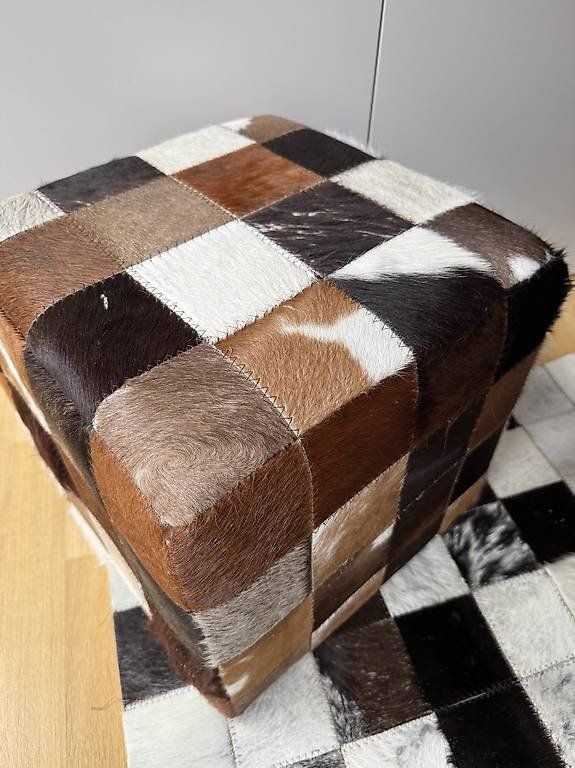 Tappeti: Echtes Kuhfell Patchwork Set: Teppich & Sitzhocker – Usato da Herisau venduto da Dinge-in-Bewegung 1
