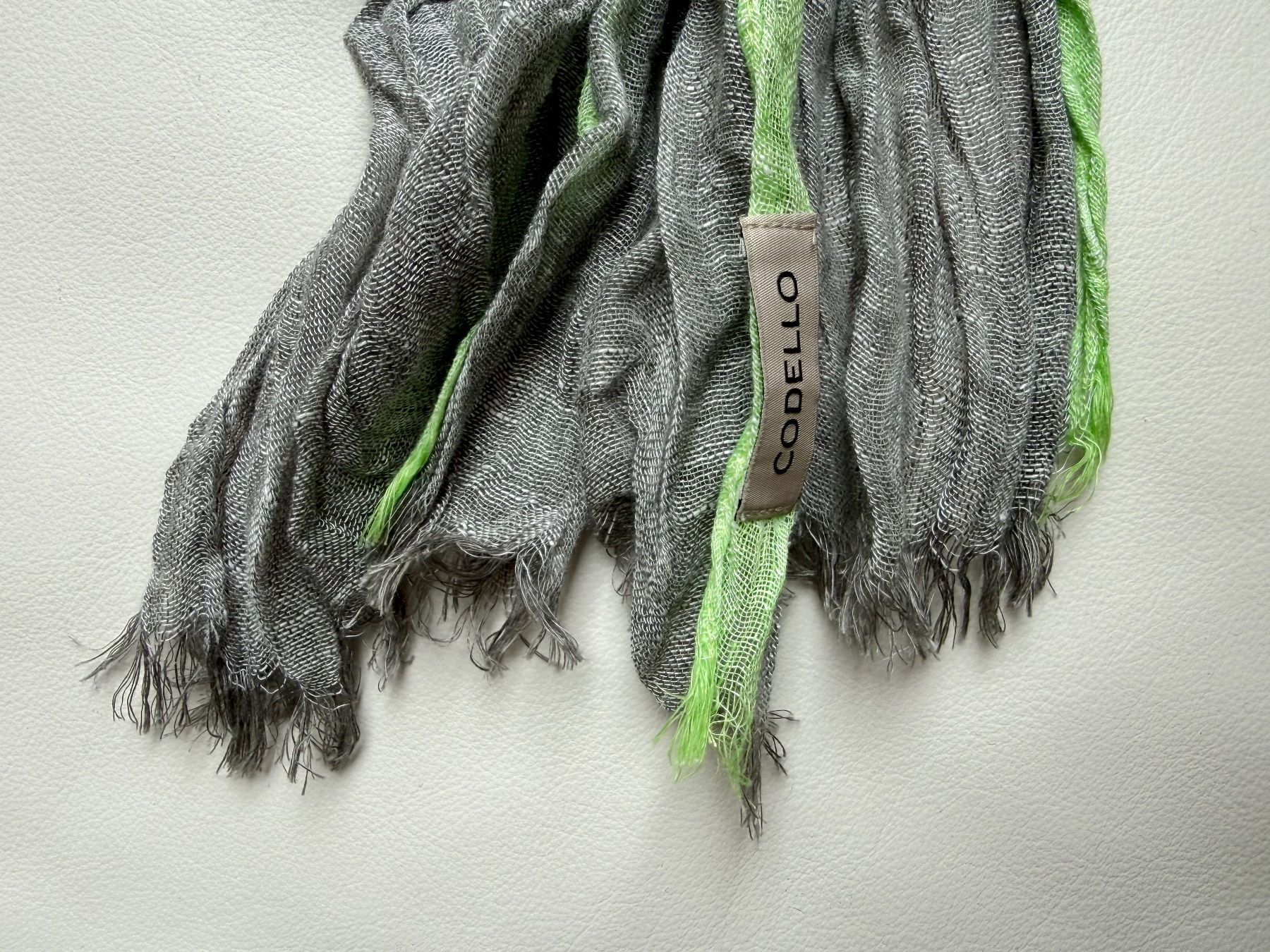 Codello Foulard & Sciarpe: CODELLO Schal grau mit grünen Streifen – Usato da Brüttisellen venduto da eic_bwt5 1