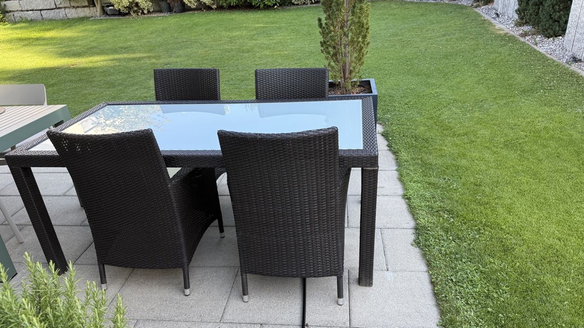 Tavoli: Schöner Gartentisch mit 4 Stühlen, Polyrattan & Glasplatte  – Usato da Volketswil venduto da tom_n222