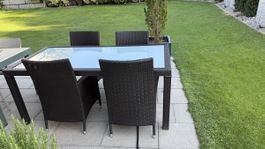 Schöner Gartentisch mit 4 Stühlen, Polyrattan & Glasplatte 