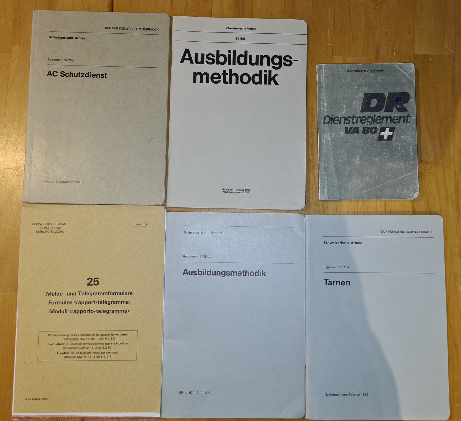 Libri: Schweizer Armee > Verschiedene Reglemente / Büchli im Set. – Usato da Obermumpf venduto da oiskypoisky