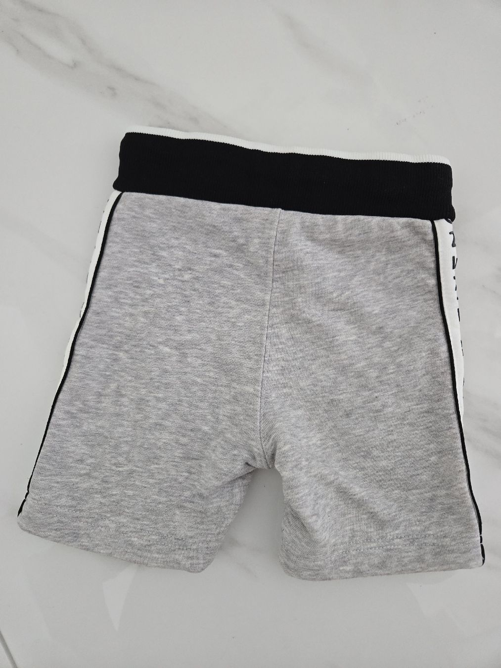 Pantalons: Givenchy shorts 12 months – D'occasion à Le Landeron par Plushka 1