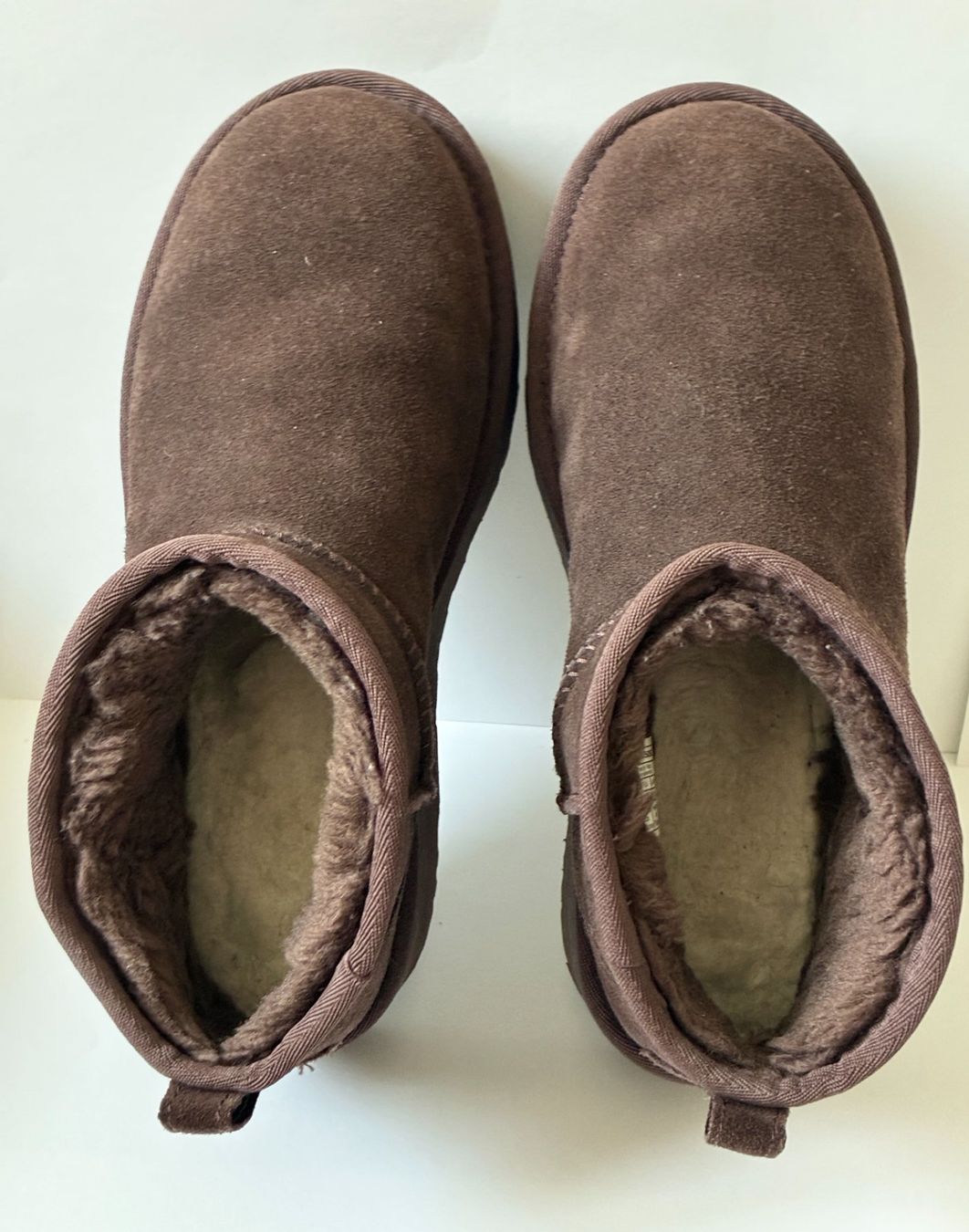 Ugg Scarpe da donna: Dunkelbraune UGG Boots Wildleder "Classic Ultra Mini" – Usato da Kloten venduto da Nephty 2