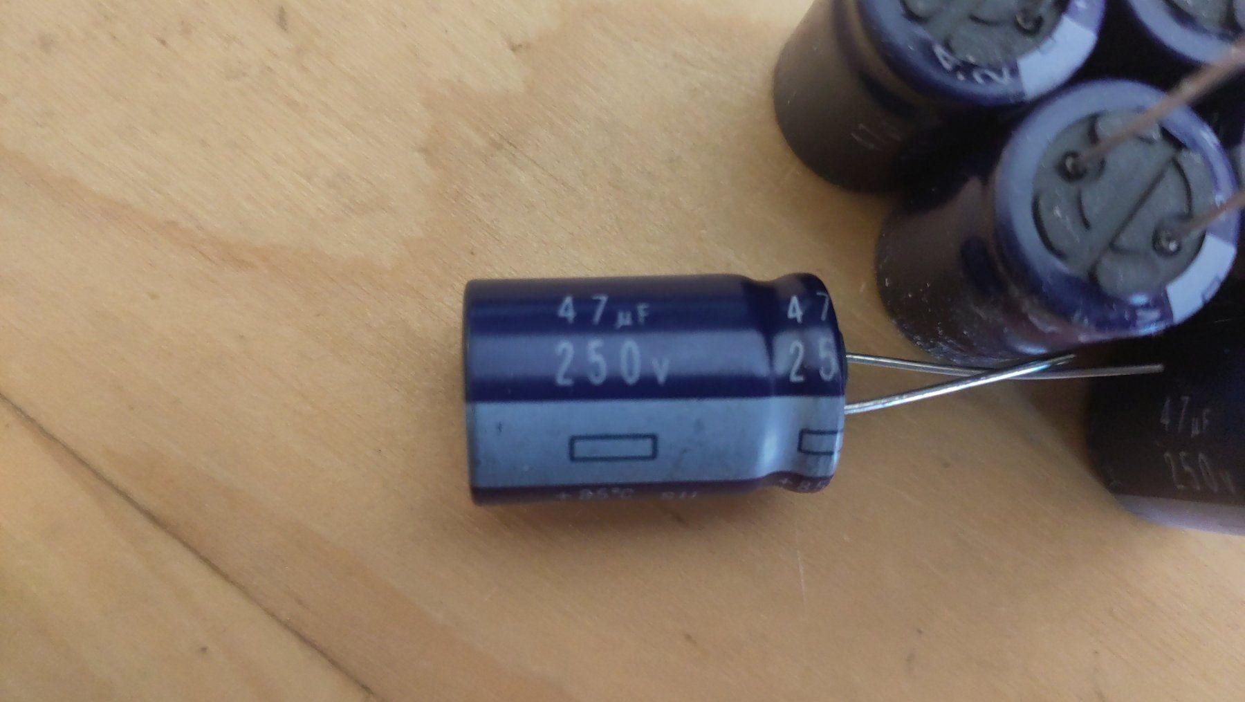 Componenti elettronici: Kondensatoren 250V 47µF – Nuovo (secondo la descrizione) da Zürich venduto da tu4iequu 2