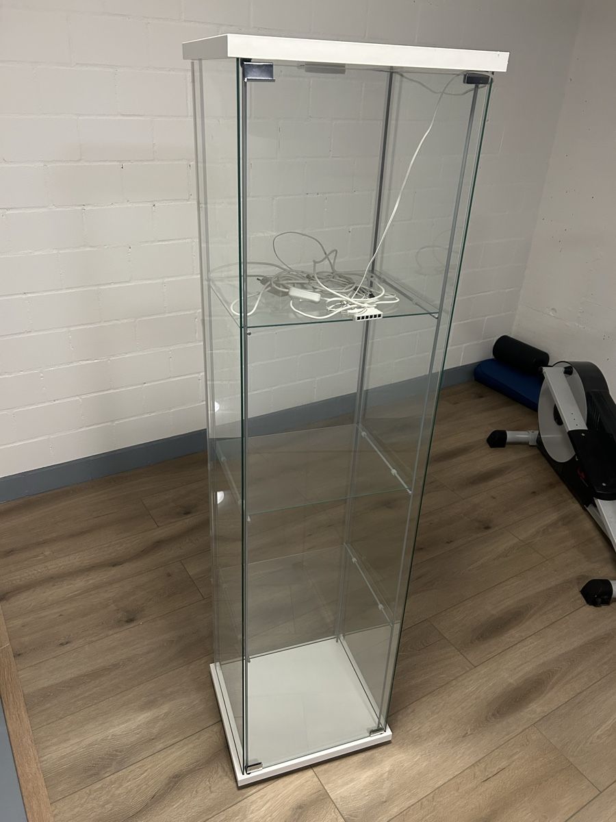 Ikea Vetrine: Vitrinen Schrank Glas mit Beleuchtung – Usato da Rümligen venduto da simonsiegl