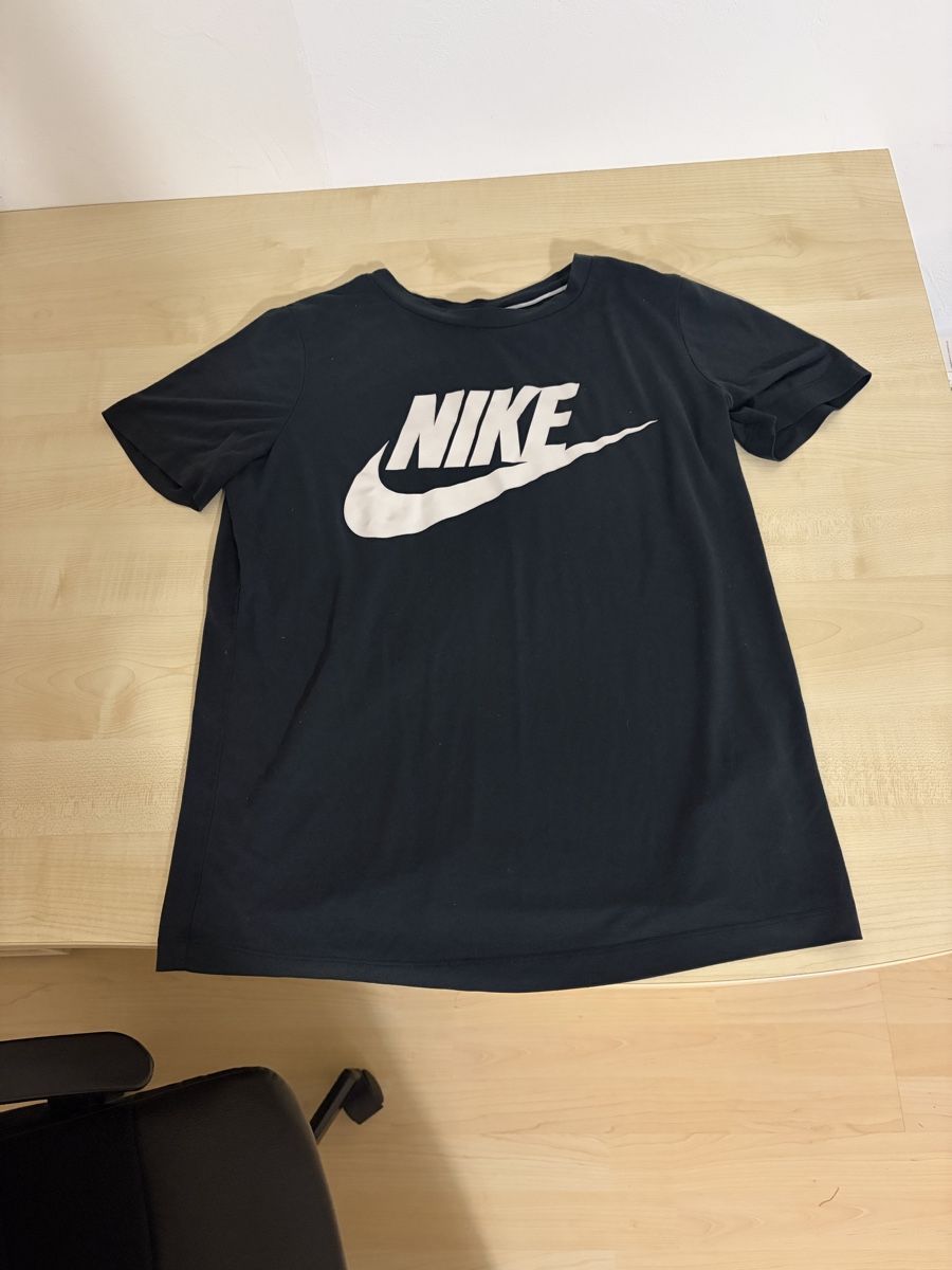 Nike T-shirt: Schwarzes Nike T-Shirt – Usato da Kaisten venduto da r_w
