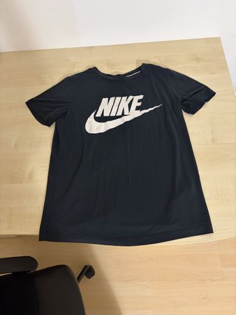 Schwarzes Nike T-Shirt