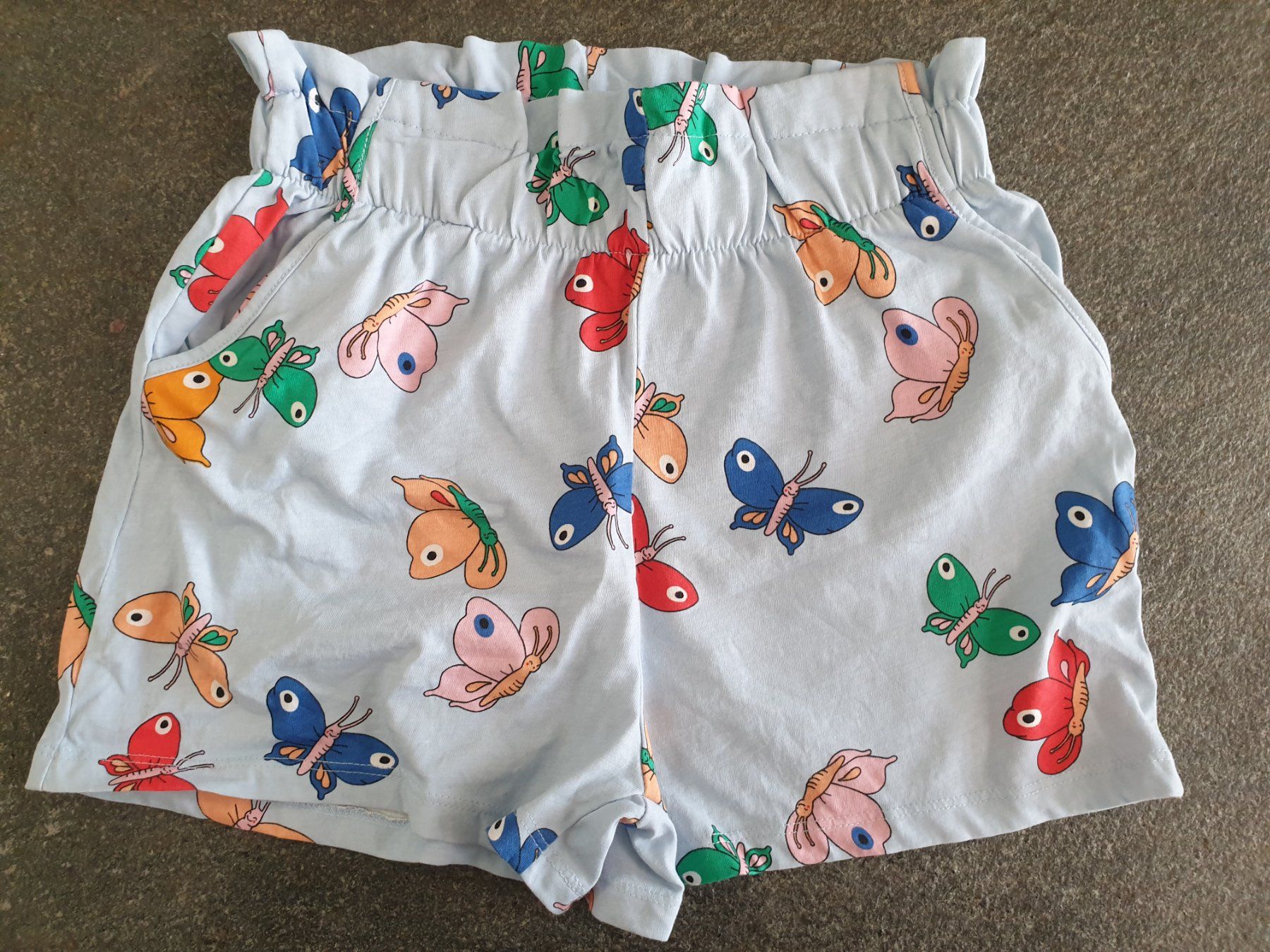 Hosen: Kurze Hose Schmetterling Grösse 140 – Gebraucht aus Unterengstringen von Ypsilony 1