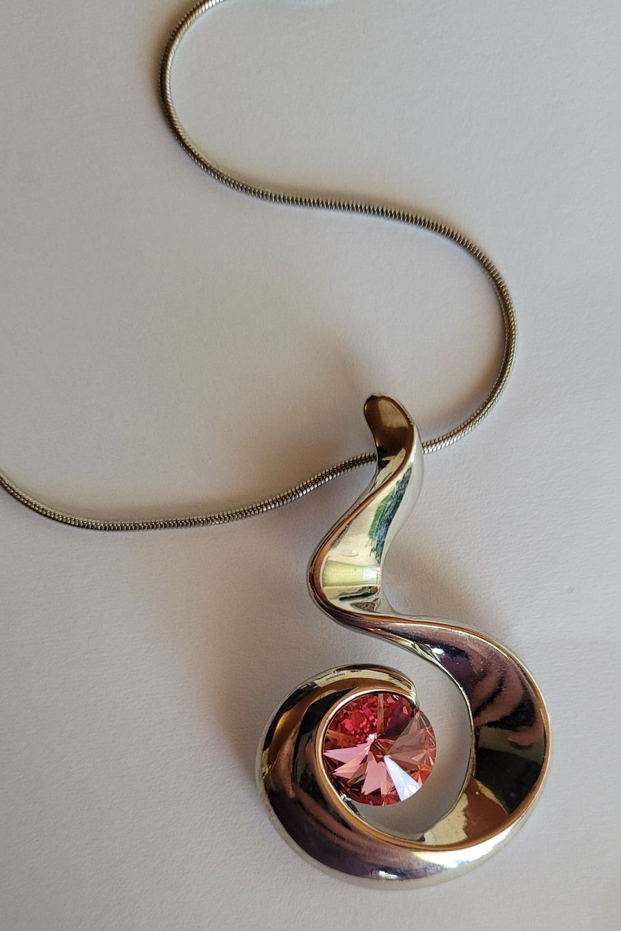 Ketten: Elegante Halskette mit rosa Stein – Gebraucht aus Brugg AG von Ela_Obi
