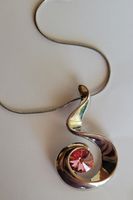 Elegante Halskette mit rosa Stein