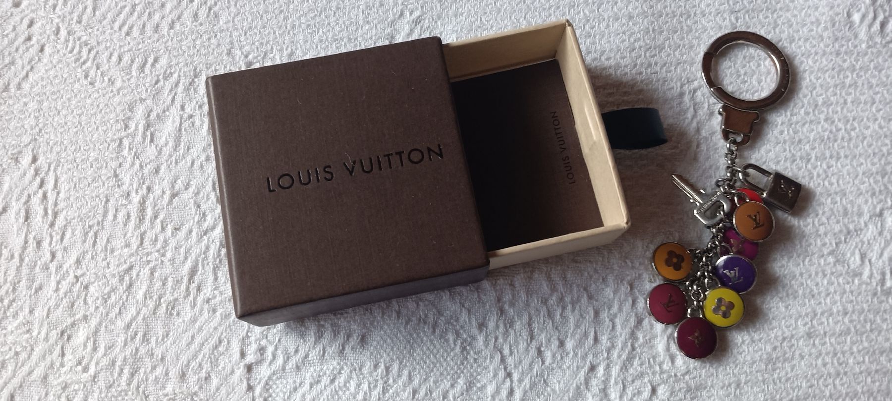 Louis Vuitton Ciondoli: Luis Vuitton Taschenanhänger Neu! Np.375.- – Nuovo (secondo la descrizione) da Maienfeld venduto da Andyr44