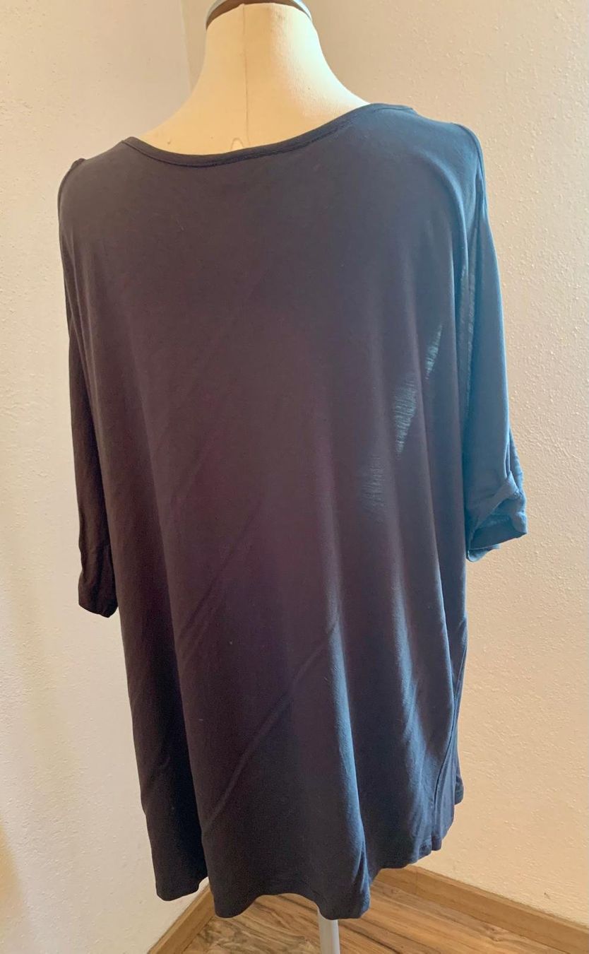 T-Shirts: Schwarzes Cold-Sholdershirt mit Rosenprint – Neu (gemäss Beschreibung) aus Münchwilen TG von Caroline_T. 2