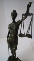 Wundervolle Bronze Figur Justitia auf einem schönen Sockel