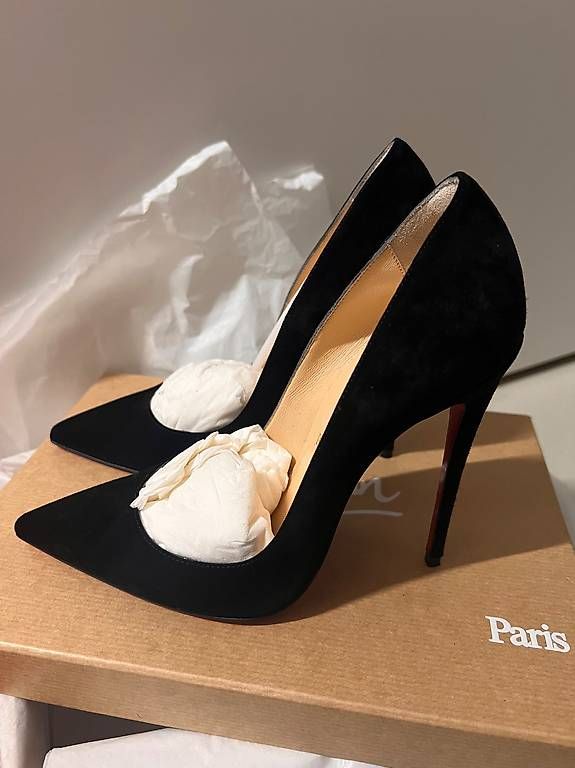 Scarpe da donna: Louboutin black suede pumps  – Usato da Ittigen venduto da san_9pr8