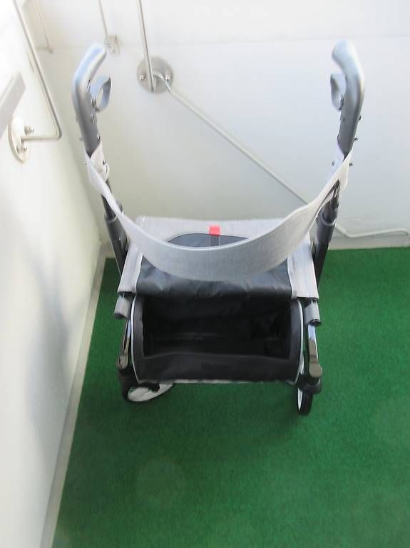 Ausili per la deambulazione: WIR VERKAUFEN EIN ROLLATOR – Usato da Binningen venduto da eic2010
