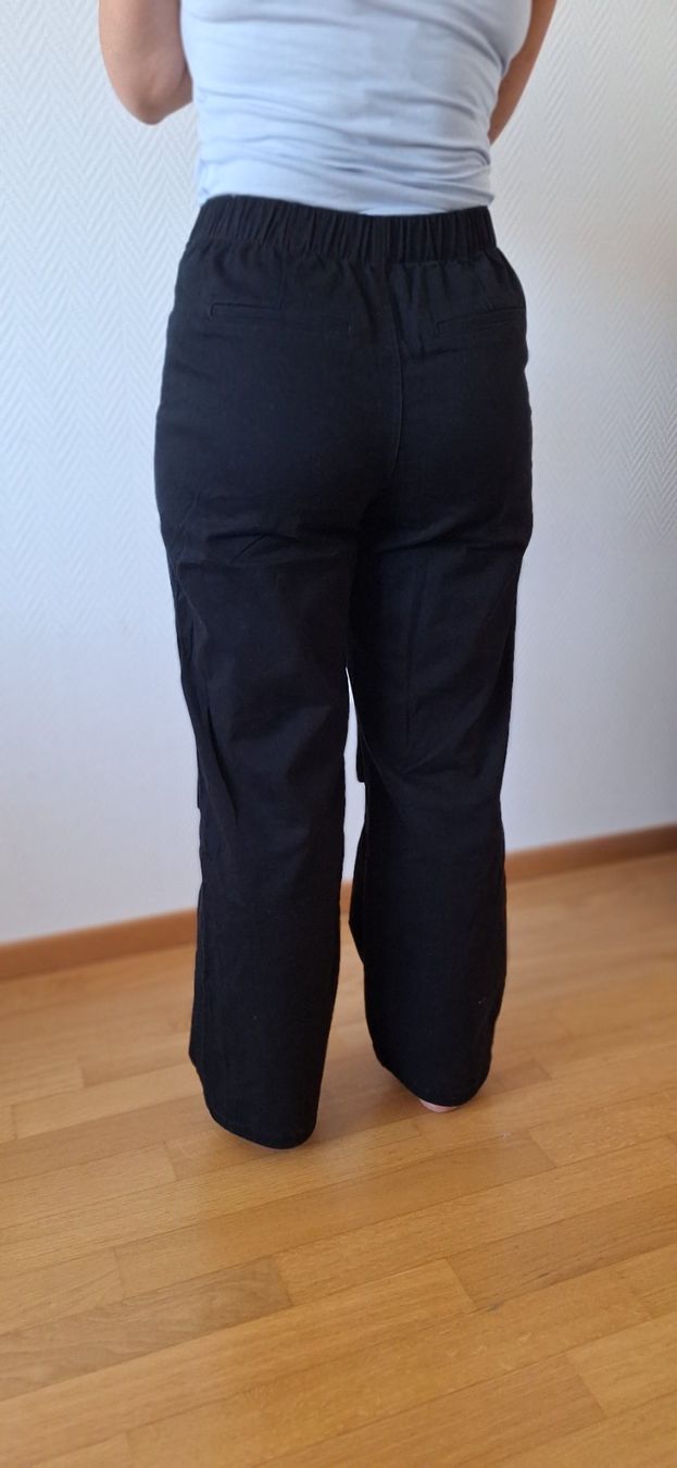Pantaloni: Twik par Simons, pantalon noir – Nuovo e nell'imballaggio originale da Lussery-Villars venduto da pousinete02 7
