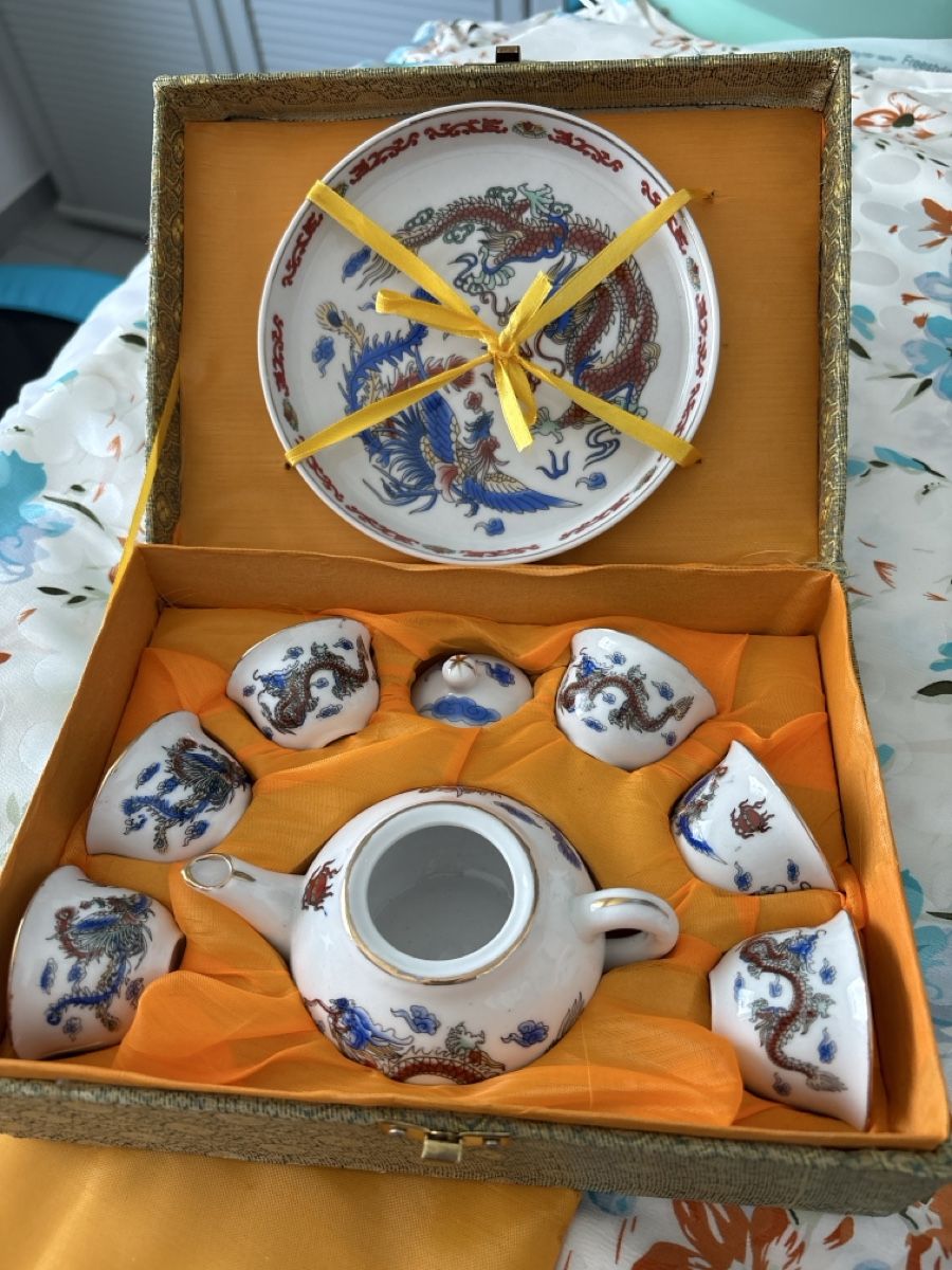 Set di piatti: Seltener Asiatischer Tee Set mit Drachenmuster – Nuovo e nell'imballaggio originale da Bellinzona venduto da LuganoBoutique 7