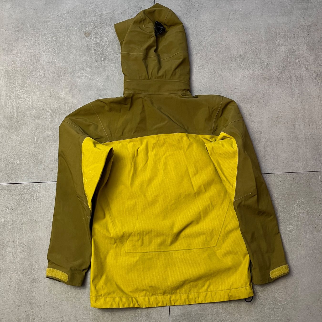 Jacken: 2000s Arc'Teryx Vintage Hardshell Jacket – Gebraucht aus Bern von shoprestoredvintage 4