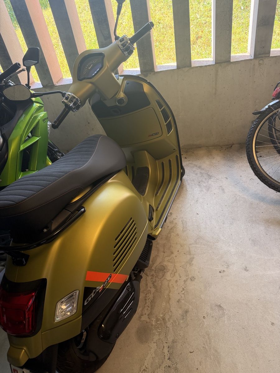Piaggio Strasse: Vespa GTS 125 Roller mit Helm 2025 – Gebraucht aus Strengelbach von RaenAntikDesign 2