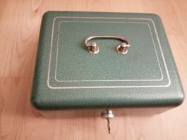 Vintage Geldkassette, Tresor - grün, mit Schlüssel,