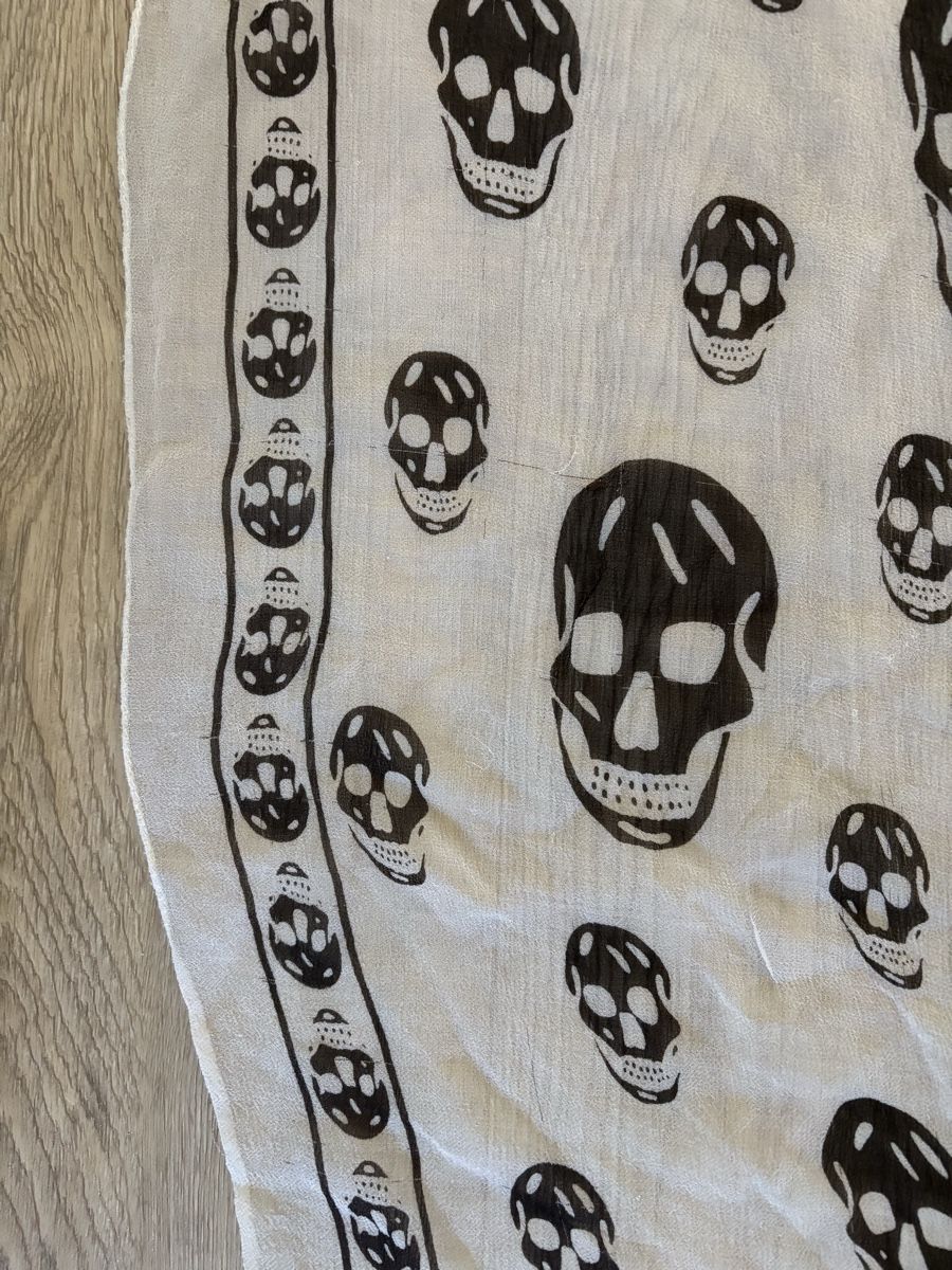 Alexander Mcqueen Foulards, Tücher & Schals: Alexander McQueen Seidenschal weiss (used) – Gebraucht aus Männedorf von Topolina87 5