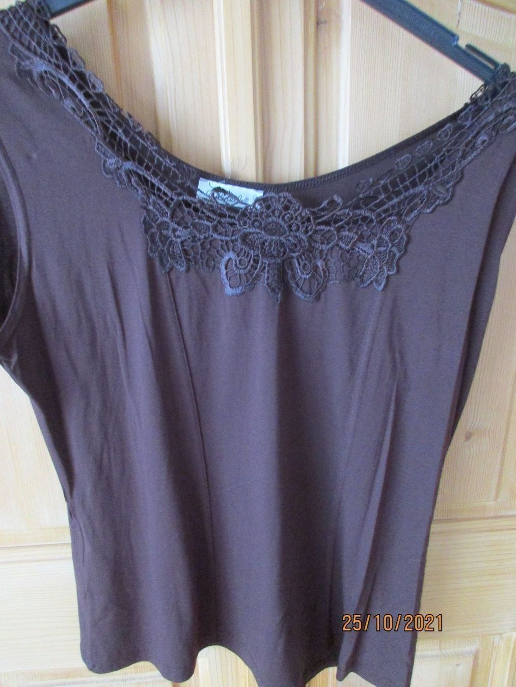 Top: Top braun mit Spitze Elitelle 44 – Usato da Oberlunkhofen venduto da dreihaselnuesse 1