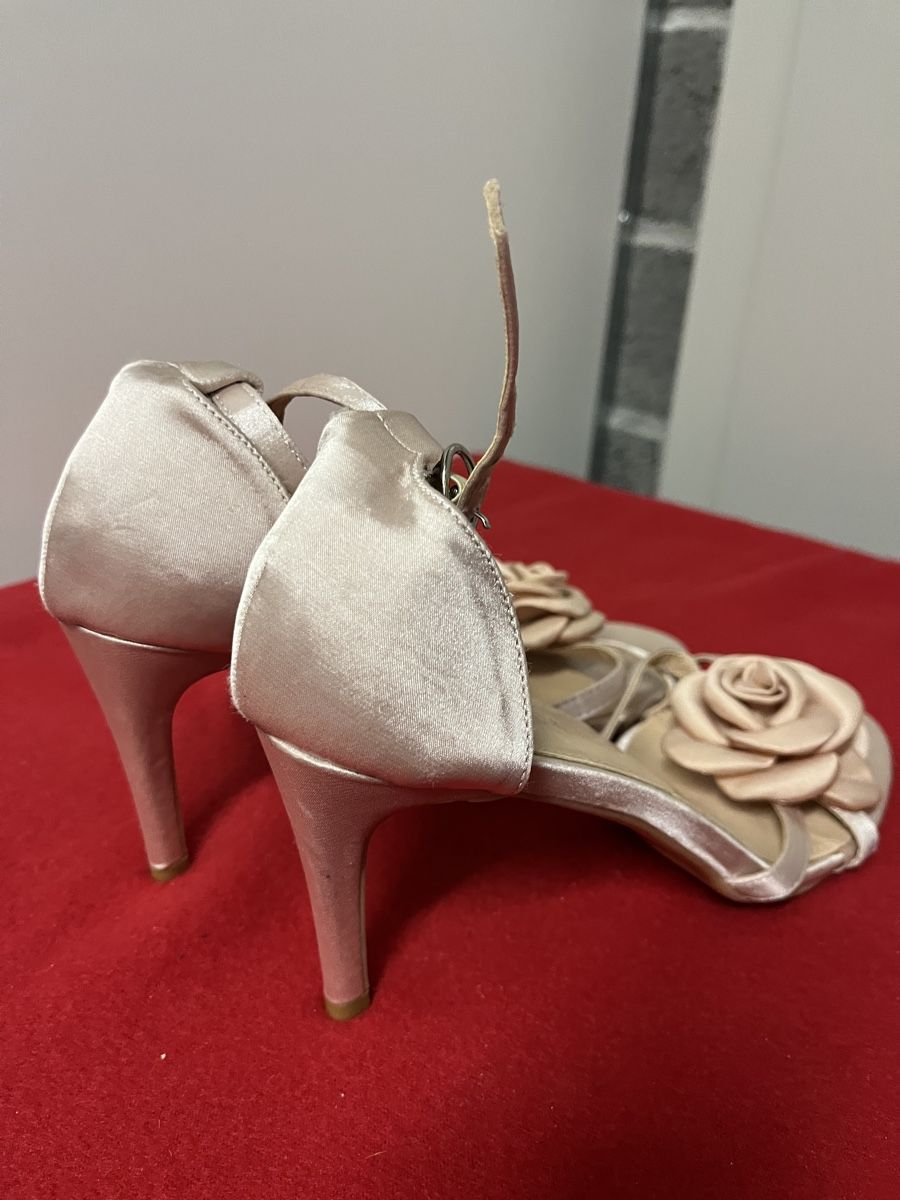 Scarpe da donna: Beige Sandaletten mit Rosen, Grösse 41 – Nuovo (secondo la descrizione) da Altendorf venduto da Beauty_Girl83 2