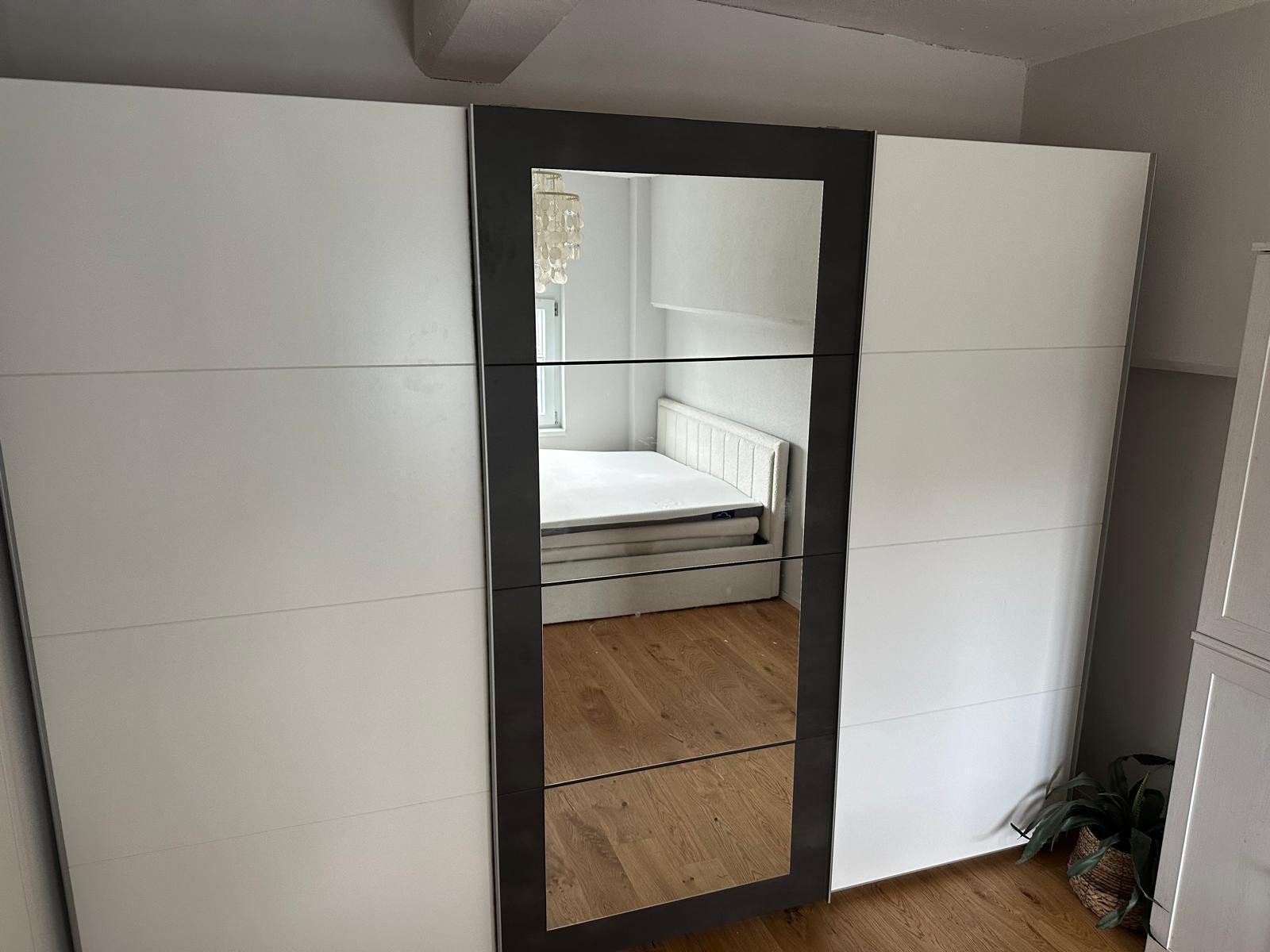 Schränke: Kleiderschrank – Gebraucht aus Horgen von iam_9cbq