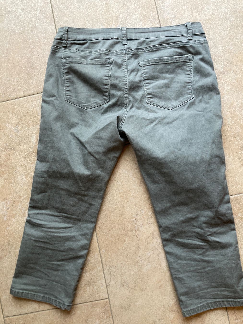 Pantaloni: 7/8 Hose von Chicorée, olive, ca. Gr. L – Usato da Gelterkinden venduto da froggy80 2