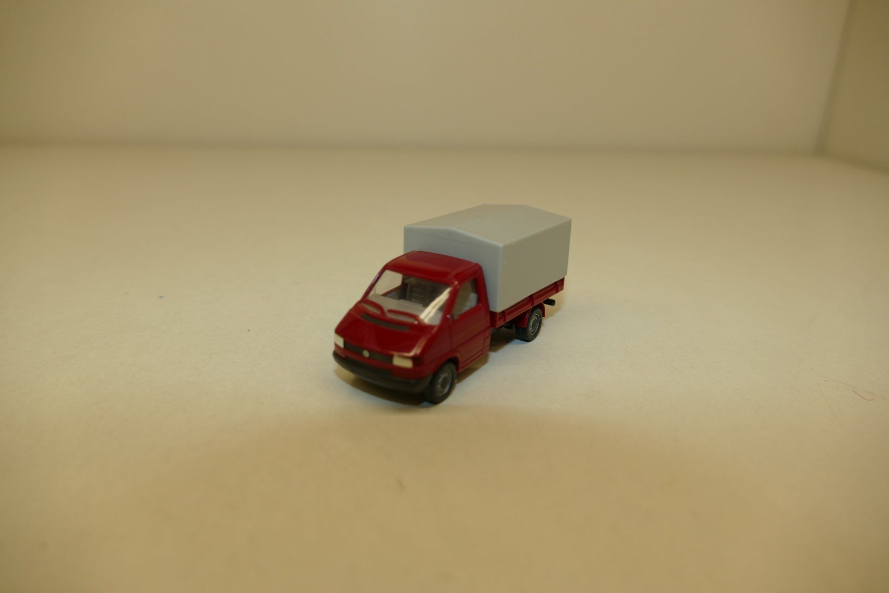 Herpa Modellini d'auto: Herpa 1:87: VW T4 Pritsche/Plane rot – Nuovo (secondo la descrizione) da Niederhasli venduto da Flash32 1