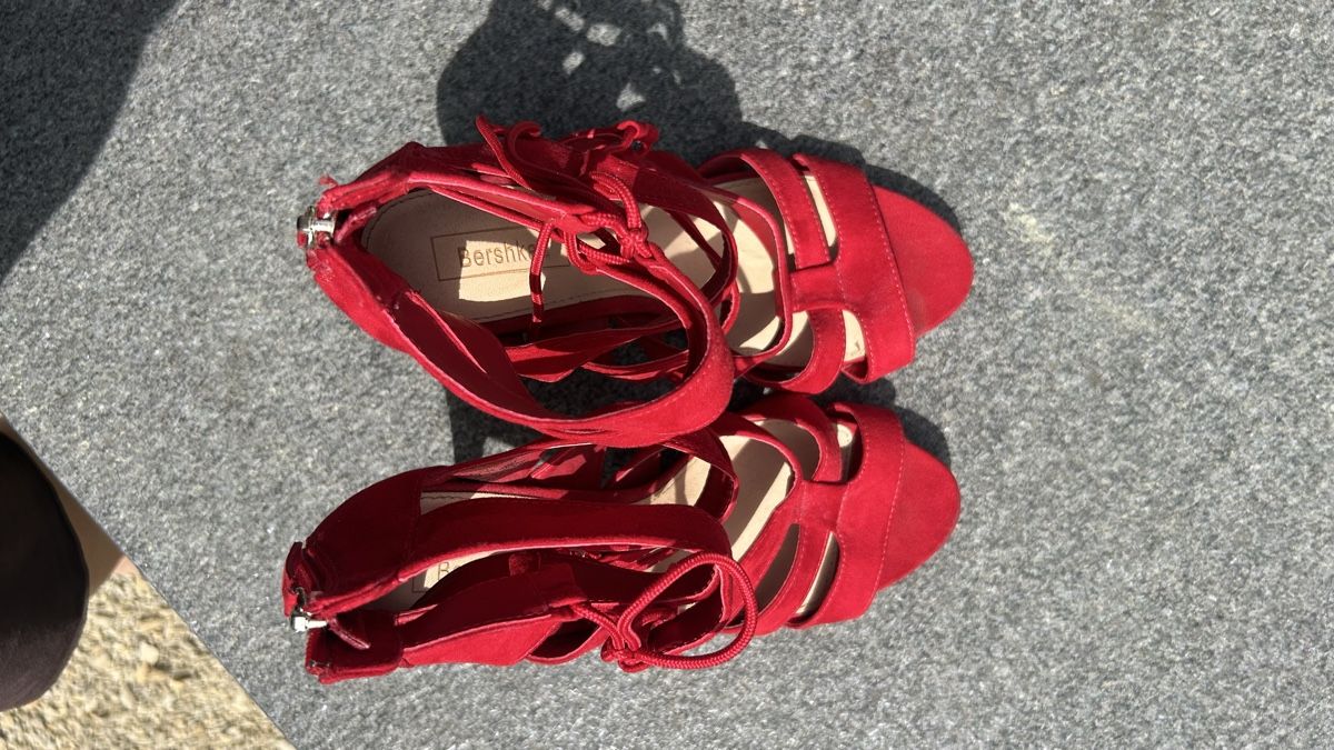 Bershka Damenschuhe: Rote Bershka High Heels, Gr. 39, Wildlederoptik, Rot – Gebraucht aus Frenkendorf von ana_h7dx 4