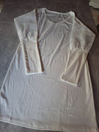 Robe col en V dentelle aux manches taille M