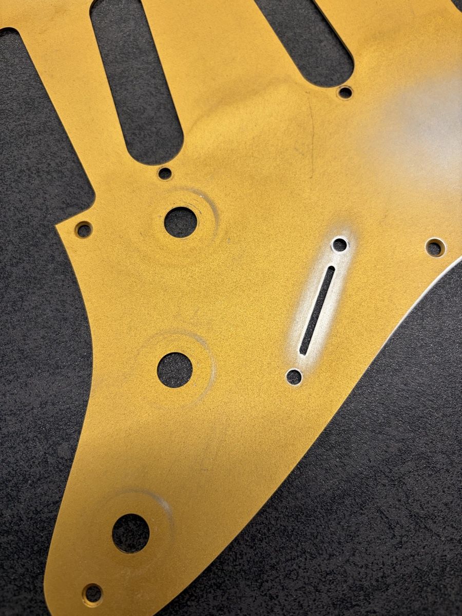 Fender Strumenti musicali: Fender Stratocaster Pickguard Gold anodized Heavy Relic – Usato da Oberbüren venduto da VanillaGorilla87 1